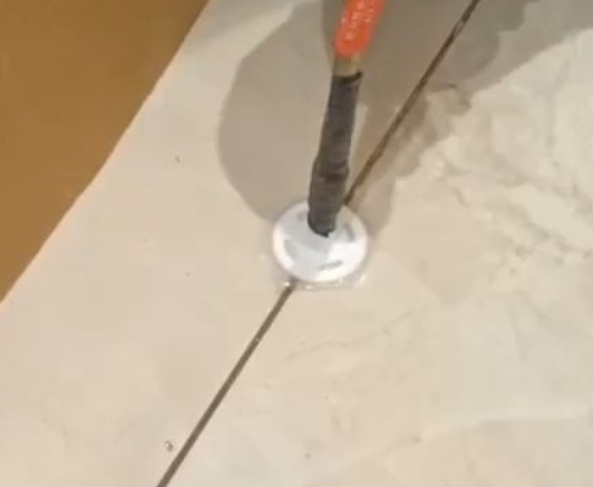 叠彩瓷砖空鼓维修公司专业解答瓷砖在铺贴过程中，如果没有涂抹均匀到位的粘结材料（如水泥砂浆或瓷砖胶），可能会导致以下问题