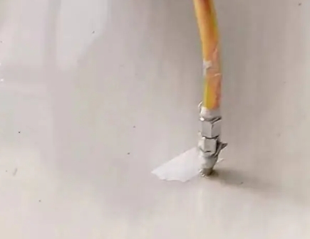 叠彩瓷砖空鼓维修公司专业解答在瓷砖铺贴过程中，如果使用的砂料过粗（如全部使用了粗砂），可能会导致以下问题
