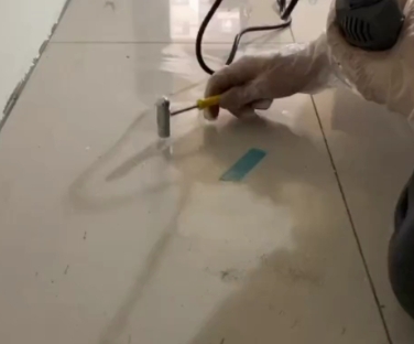 叠彩瓷砖开裂维修公司专业分享瓷砖在铺贴前如果没有沥干水分，将会导致以下问题