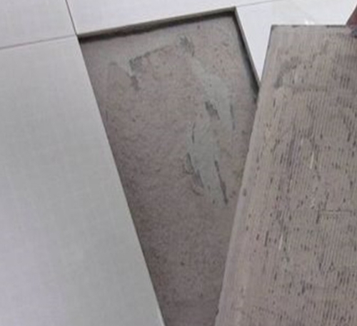 叠彩瓷砖空鼓维修公司分享瓷砖铺贴时如果打浆（即涂抹在瓷砖背面和基层上的砂浆或瓷砖胶）过少，会带来以下问题